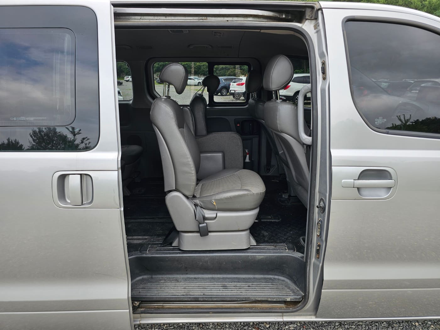 2011 Hyundai Grand Starex 12seats CVX (S/N: 367941) 27