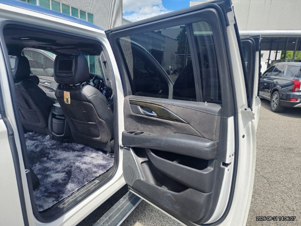 2017 Cadillac Escalade 6.2 V8 ESV (120954) pre-producted 5