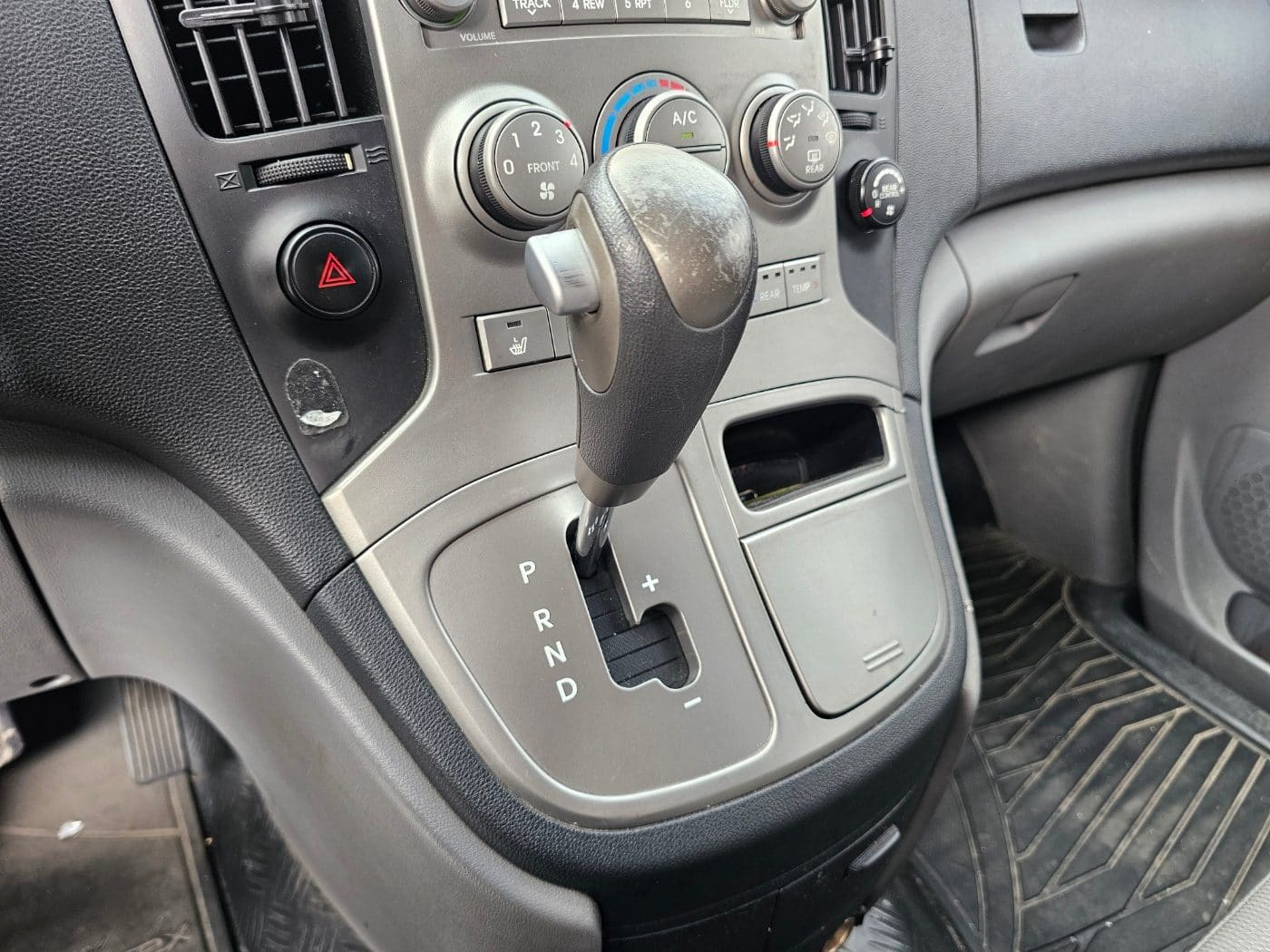 2011 Hyundai Grand Starex 12seats CVX (S/N: 367941) 45