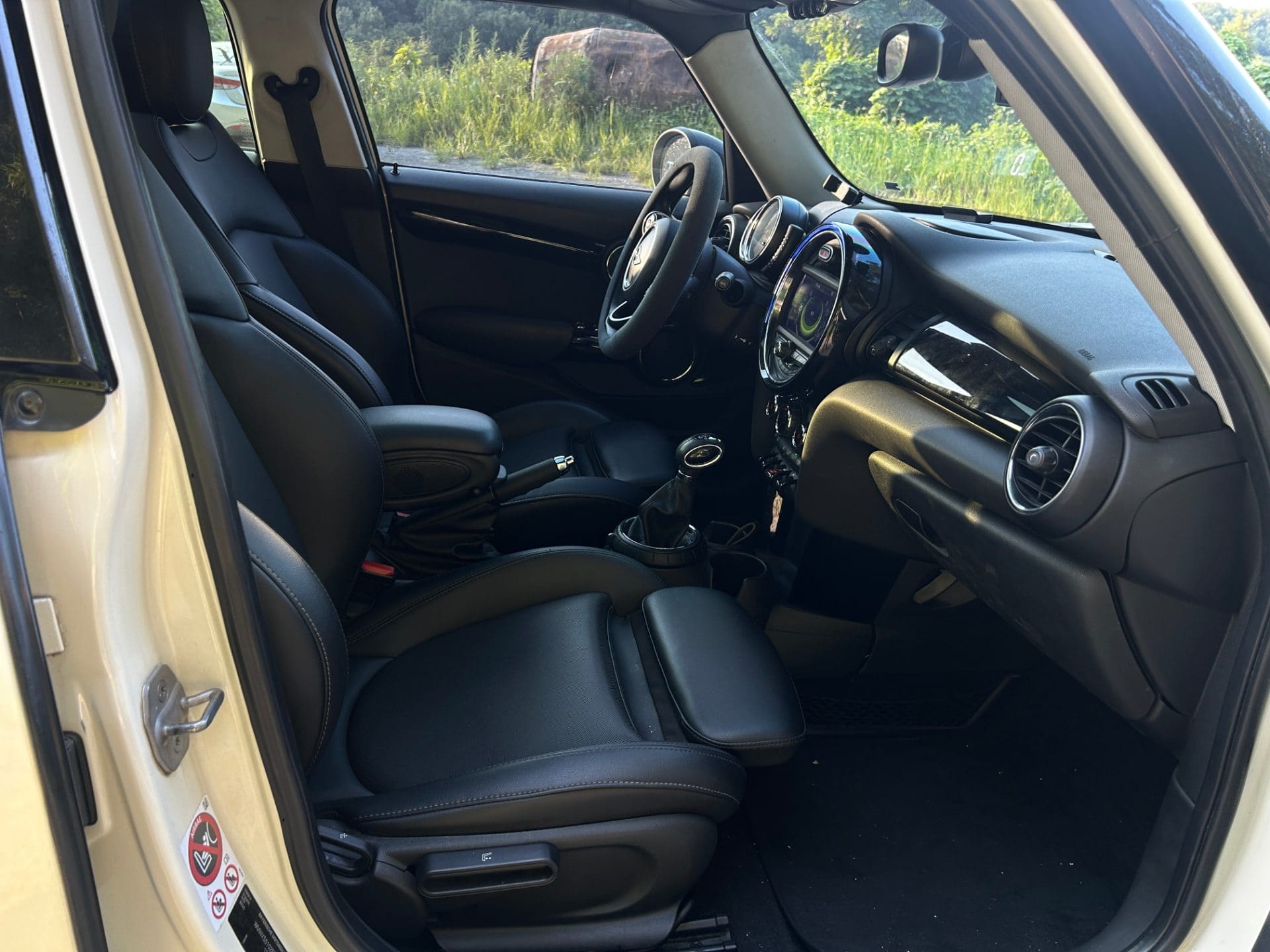 2015 Mini Cooper 5-door (S/N: B05592) 32