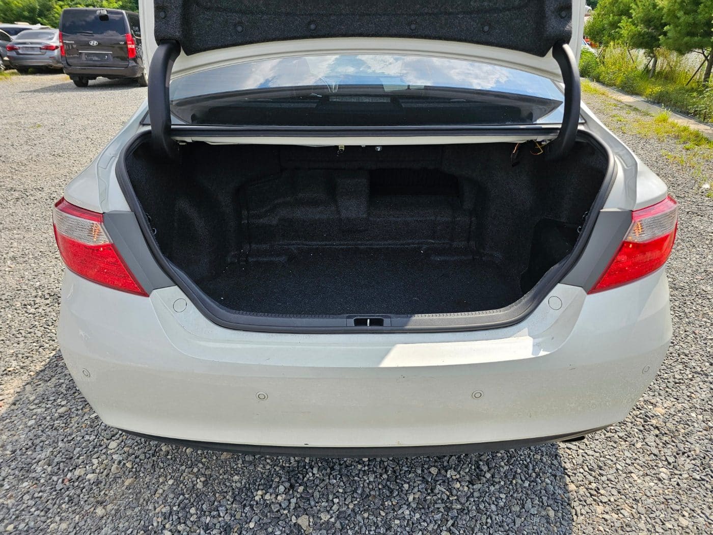 2016 Toyota New Camry Hybrid XLE (S/N: 186463) 13