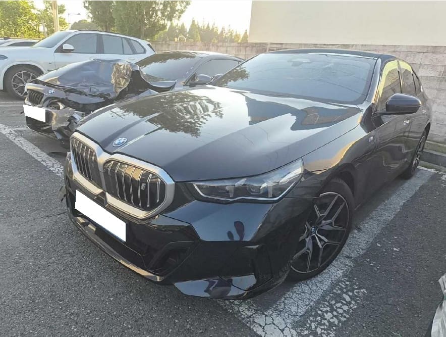 2025 BMW  i5 xDrive40 (S/N: U87725) [RB Auction]