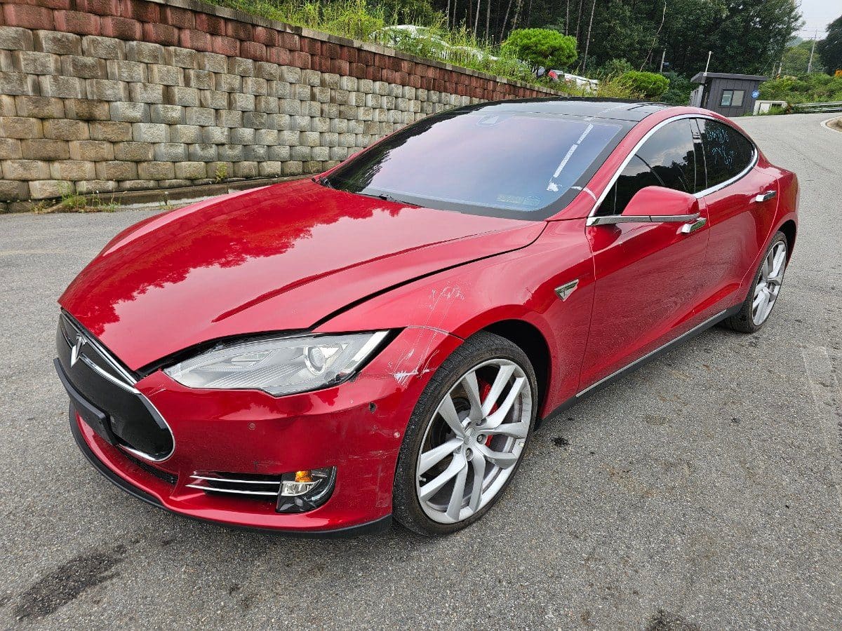 2014 Tesla Model S Performance (S/N: P63705)