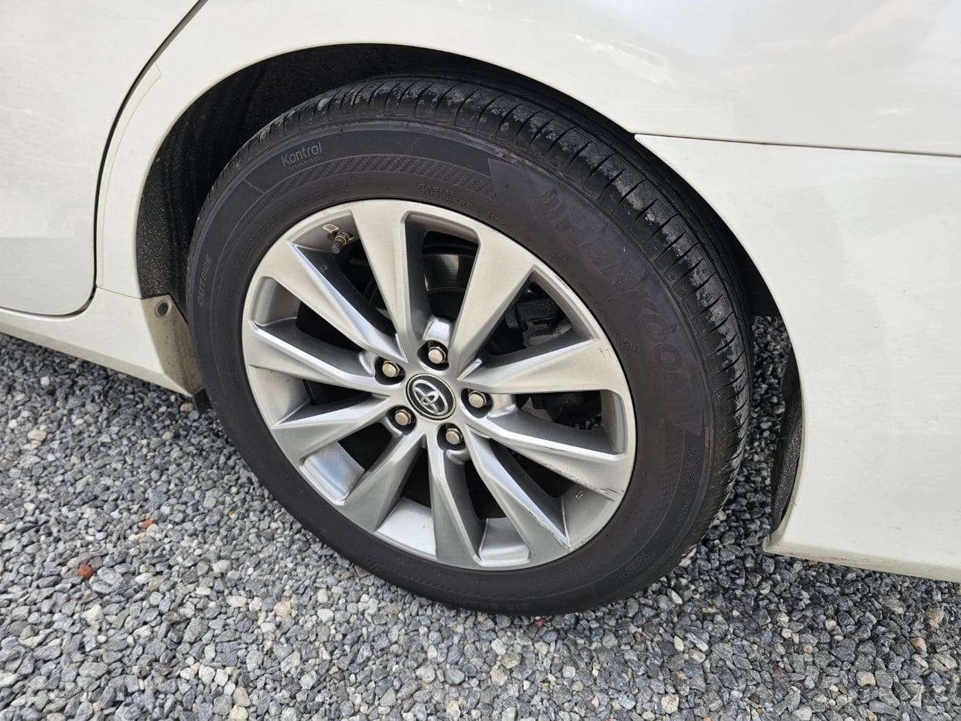 2016 Toyota New Camry Hybrid XLE (S/N: 186463) 19