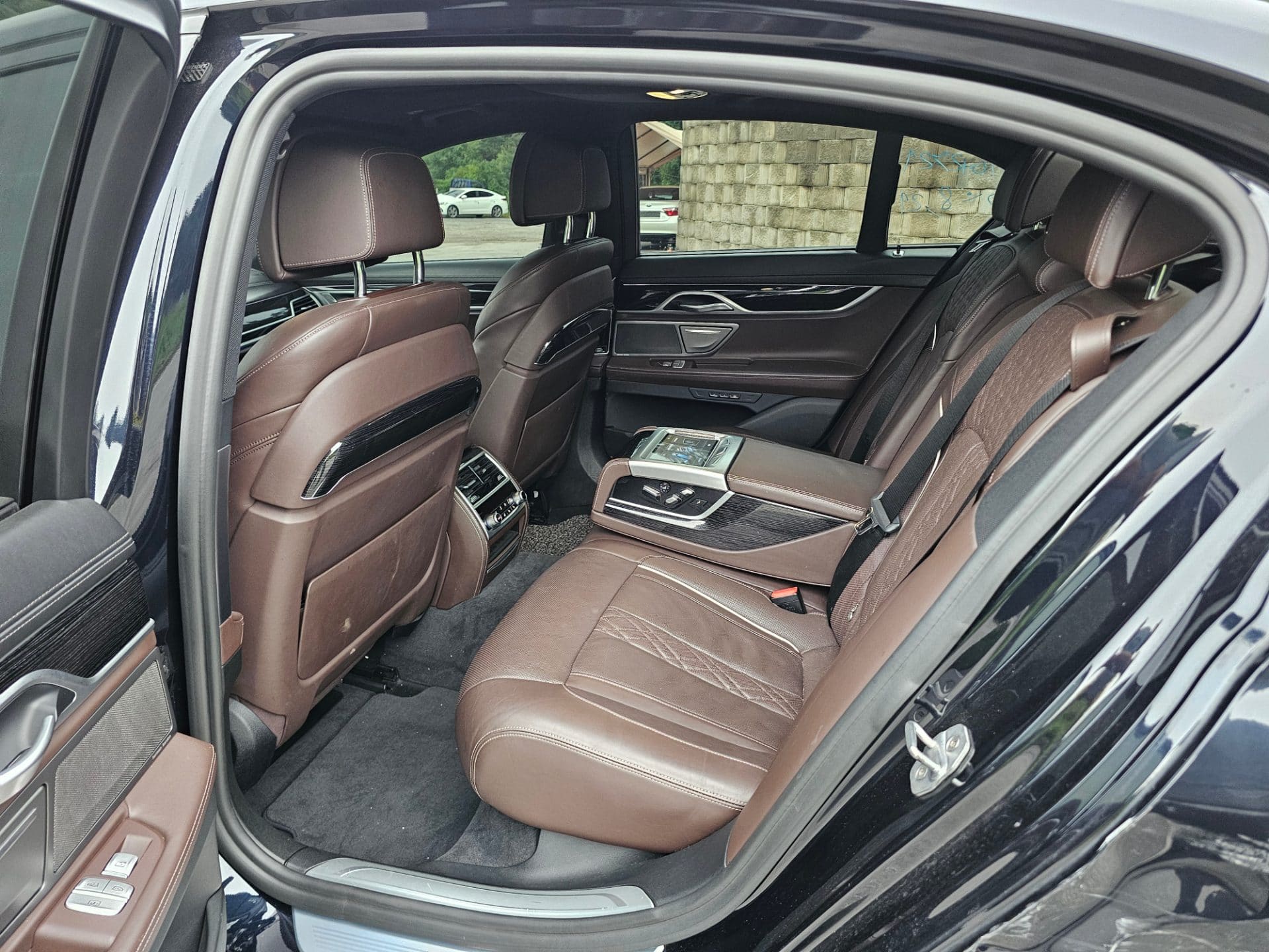 2018 BMW 7 Series (G11) 740d xDrive M Sport (S/N: 074042) 32